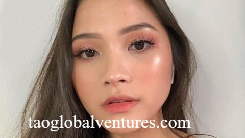 Cara Menggunakan Highlighter agar Wajah Tampak Bercahaya Tanpa Kilap Berlebihan